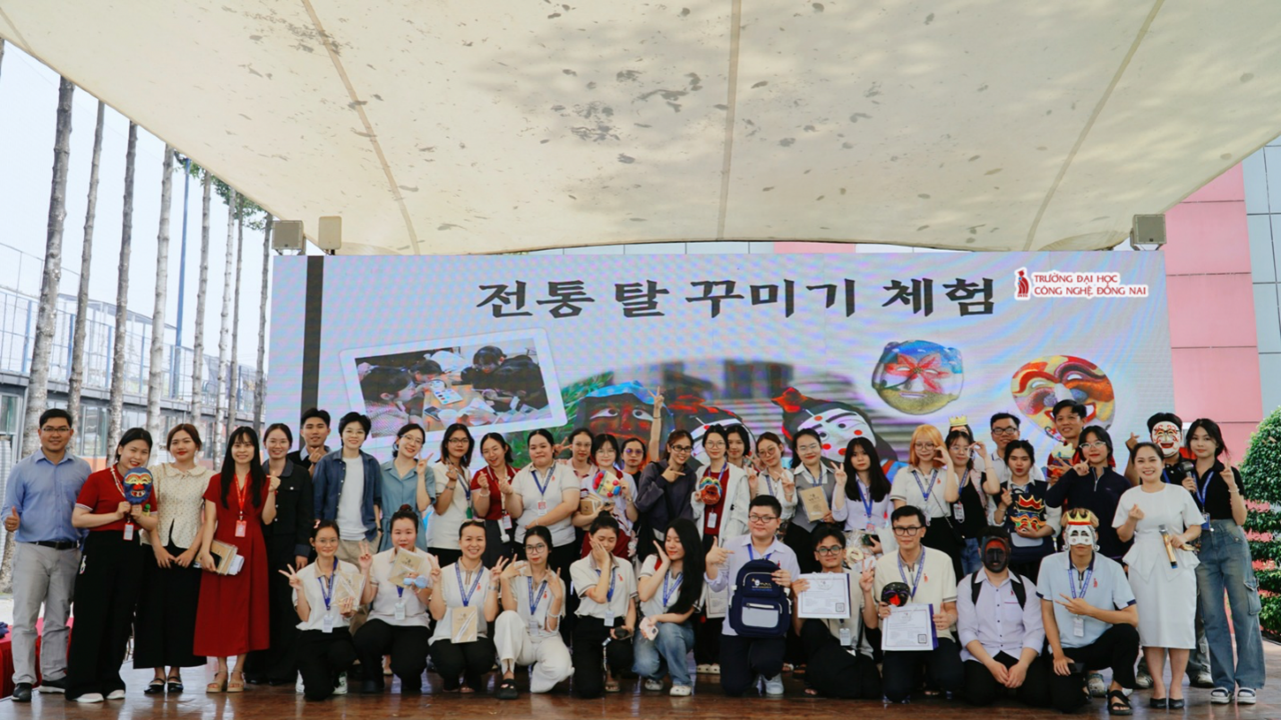 TRẢI NGHIỆM VẼ MẶT NẠ TALCHUM – KHÁM PHÁ VĂN HÓA HÀN QUỐC TẠI DNTU