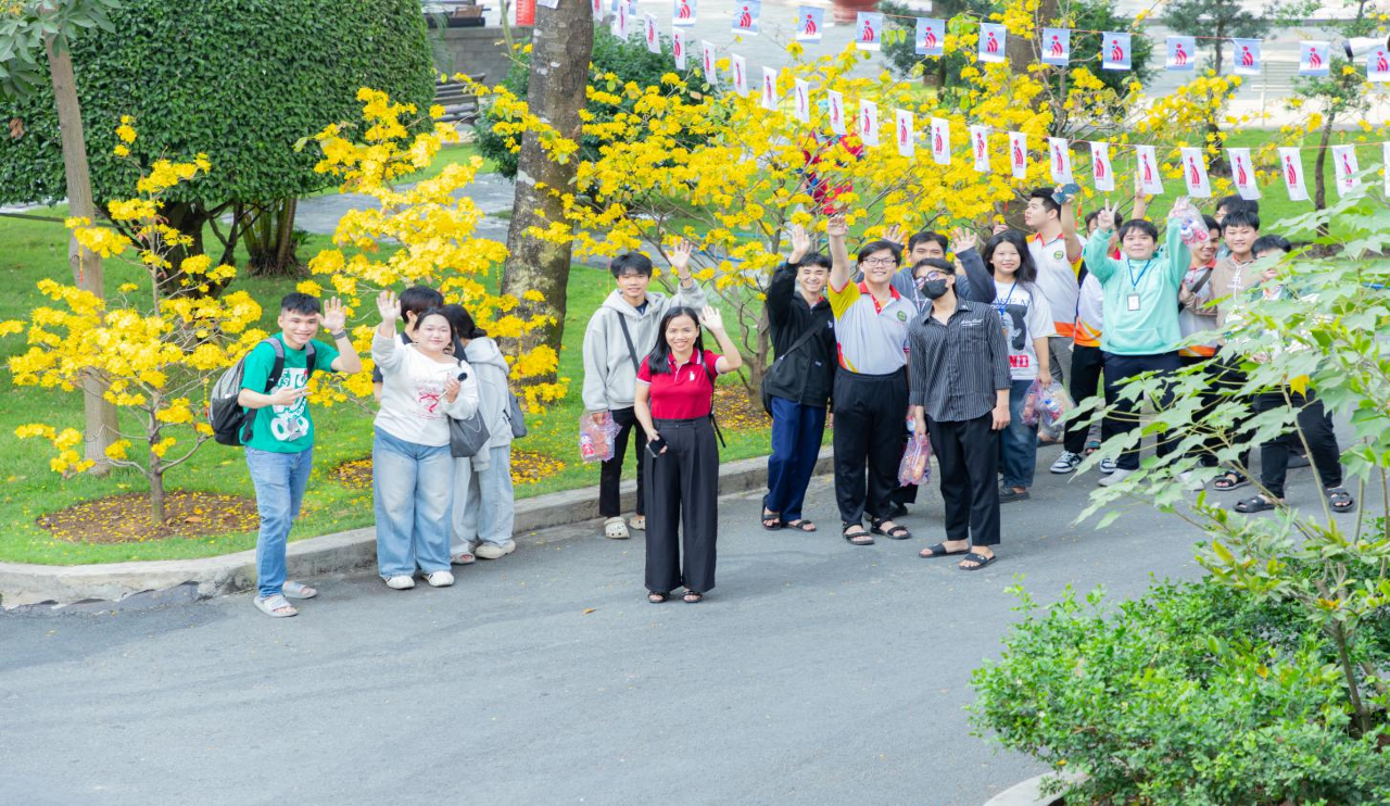 THAM QUAN TRẢI NGHIỆM VÀ HỘI THẢO "CƠ HỘI VIỆC LÀM NGÀNH HÀNG KHÔNG" CHO HỌC SINH THPT