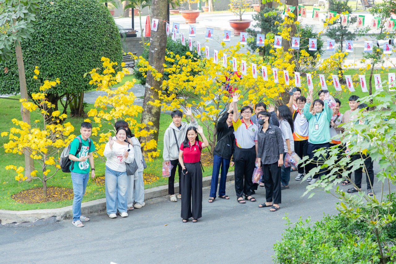 EXPERIENTIAL TOUR AND SEMINAR: "CAREER OPPORTUNITIES IN THE AVIATION INDUSTRY" FOR HIGH SCHOOL STUDENTS