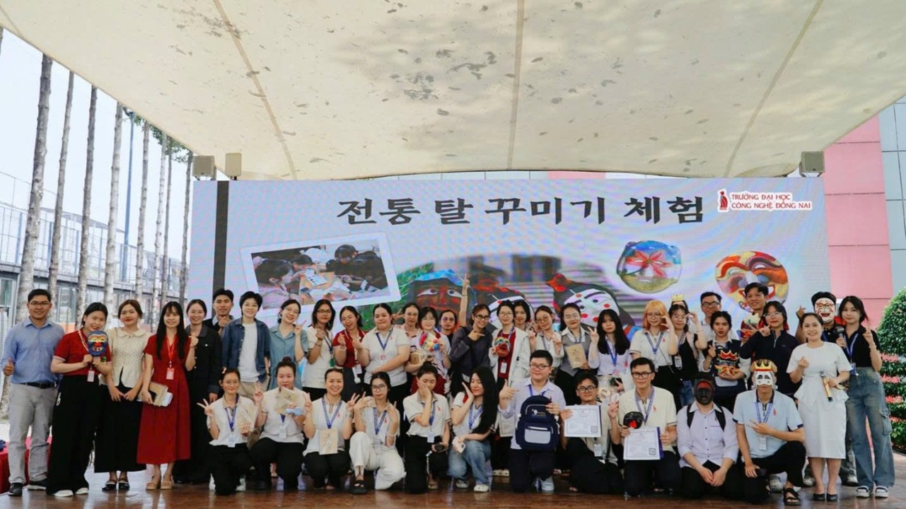 TALCHUM MASK PAINTING EXPERIENCE: EXPLORE KOREAN CULTURE AT DNTU