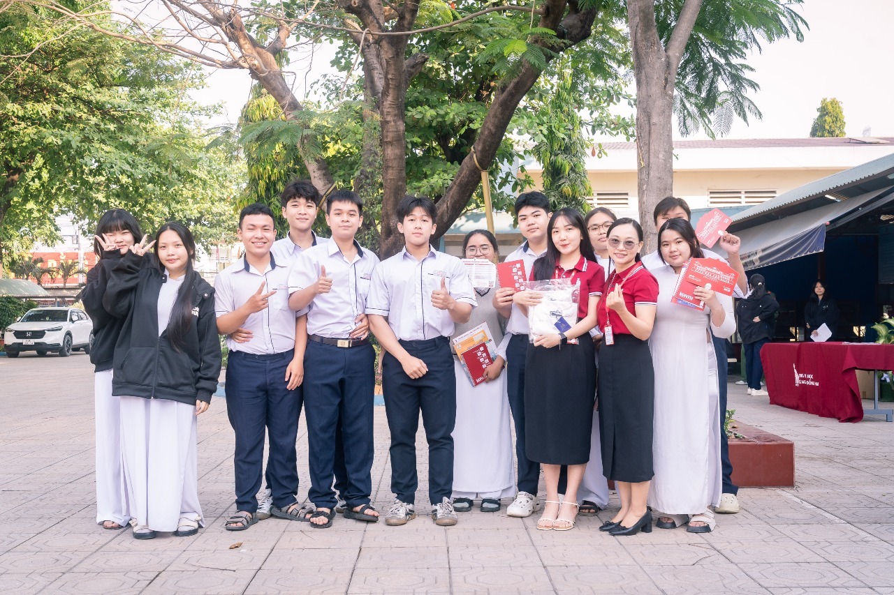 DNTU FACULTY OF FOREIGN LANGUAGES BOLSTERS CAREER ORIENTATION AND ADMISSIONS OUTREACH AT VINH CUU HIGH SCHOOL