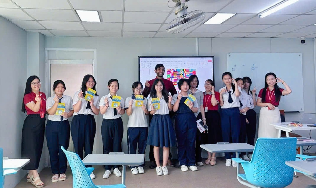 A JOURNEY TO EXPLORE THE WORLD THROUGH A VIBRANT AND COLORFUL ENGLISH EXPERIENTIAL CLASS