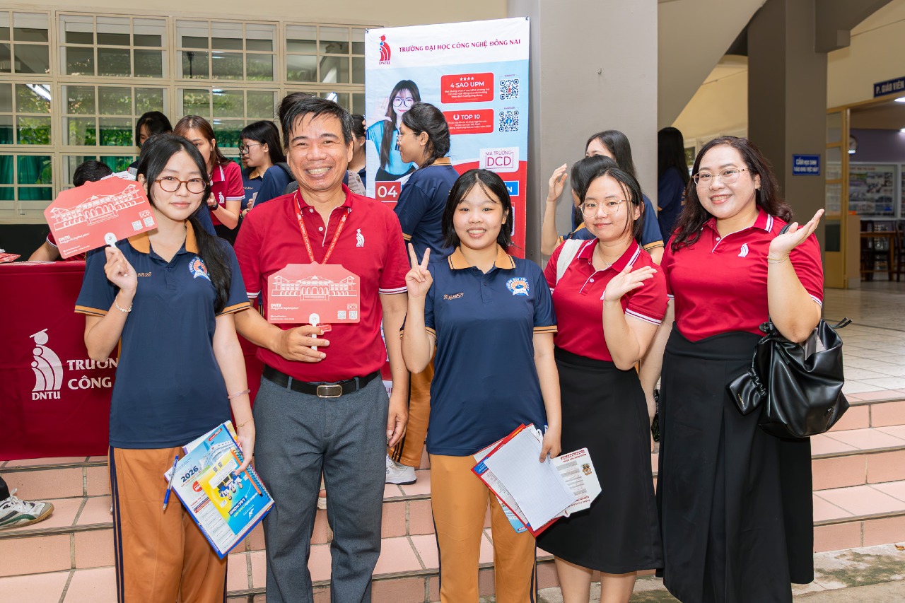ĐỒNG HÀNH CÙNG TƯƠNG LAI: KHOA NGOẠI NGỮ DNTU TƯ VẤN HƯỚNG NGHIỆP CHO HỌC SINH LỚP 10 TRƯỜNG THPT BÙI THỊ XUÂN