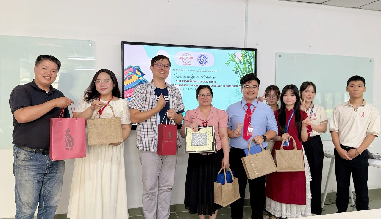 DNTU FACULTY OF FOREIGN LANGUAGES WELCOMES AND HOLDS WORKING SESSION WITH DELEGATION FROM NATIONAL TAICHUNG UNIVERSITY OF SCIENCE AND TECHNOLOGY (NTCUST)