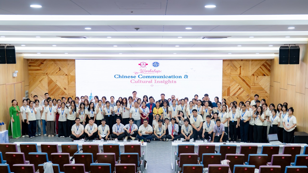 SÔI NỔI CHƯƠNG TRÌNH WORKSHOP "CHINESE COMMUNICATION AND CULTURAL INSIGHTS" CÙNG GS. CHANG CHUN